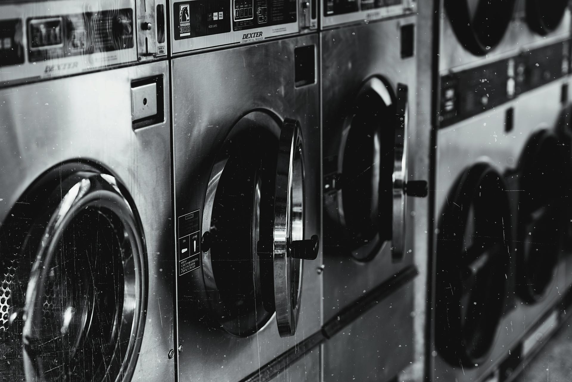 Grayscale photo of a washing machine